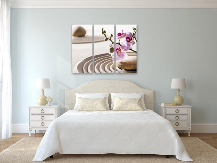 картина орхидея над кроватью